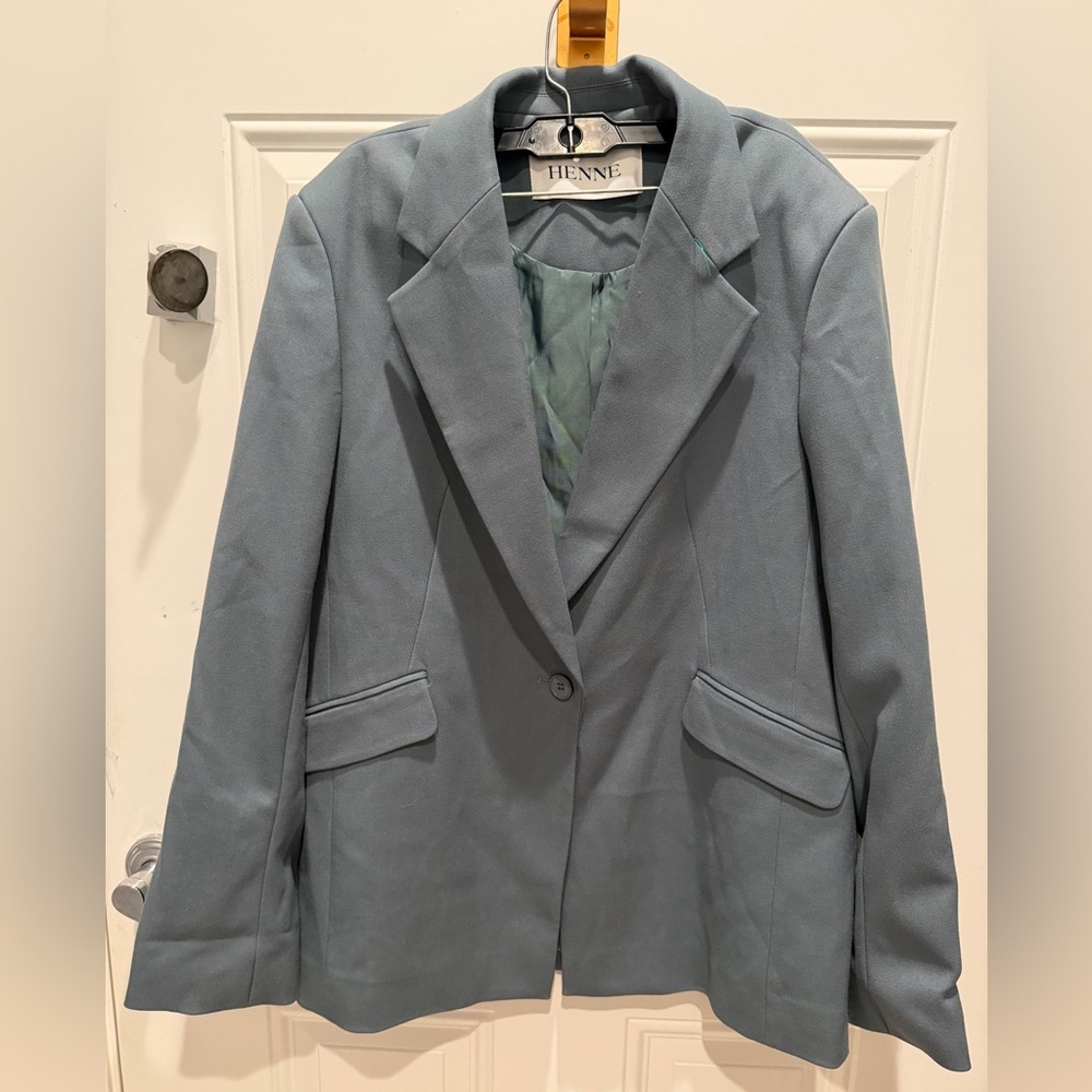 Henne oversized blazer
Small - Picture 2 of 5